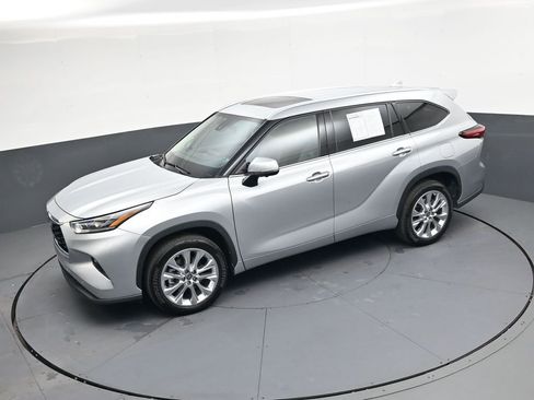 Used 2023 Toyota Highlander Limited image 31