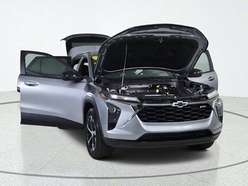 Used 2024 Chevrolet Trax RS FWD image 9