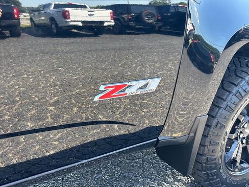 Used 2022 Chevrolet Colorado Z71 w/ Z71 Midnight Edition AWD/4WD image 11