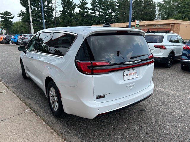 Used 2023 Chrysler Pacifica Touring FWD image 5
