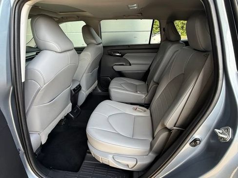 Used 2020 Toyota Highlander XLE FWD image 15