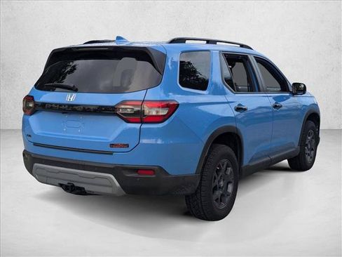 Used 2025 Honda Pilot TrailSport image 3