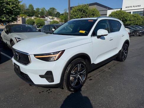Certified 2025 Volvo XC40 B5 Core AWD/4WD image 1