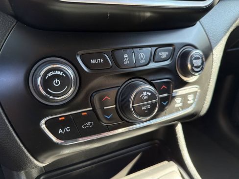 Used 2019 Jeep Cherokee Limited w/ Technology Group AWD/4WD image 30