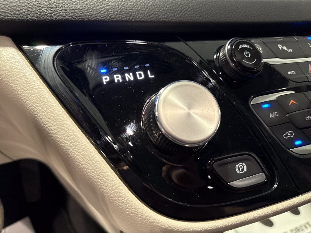 Used 2023 Chrysler Pacifica Touring-L FWD image 19