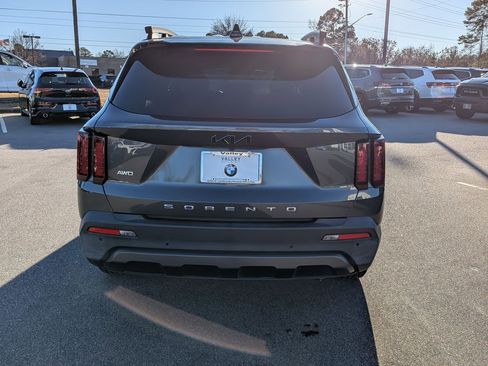 Used 2022 Kia Sorento S image 4