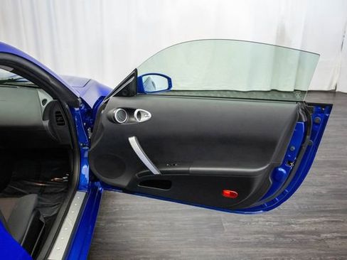 Used 2005 Nissan 350Z Coupe w/ (N93) Cargo Convenience Pkg image 17