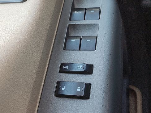 Used 2011 Ford F250 Lariat w/ Lariat Interior Pkg image 9