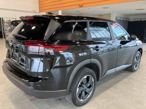 Used 2024 Nissan Rogue SV image 5