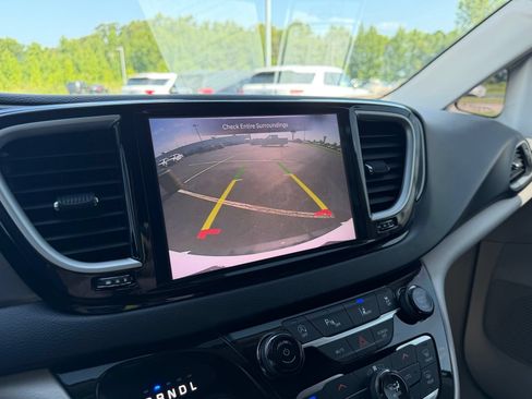 Used 2022 Chrysler Pacifica Touring-L FWD image 22
