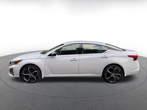 Used 2025 Nissan Altima 2.5 SR FWD image 9