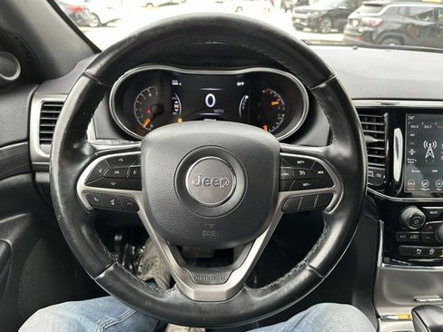 Used 2020 Jeep Grand Cherokee Laredo image 28