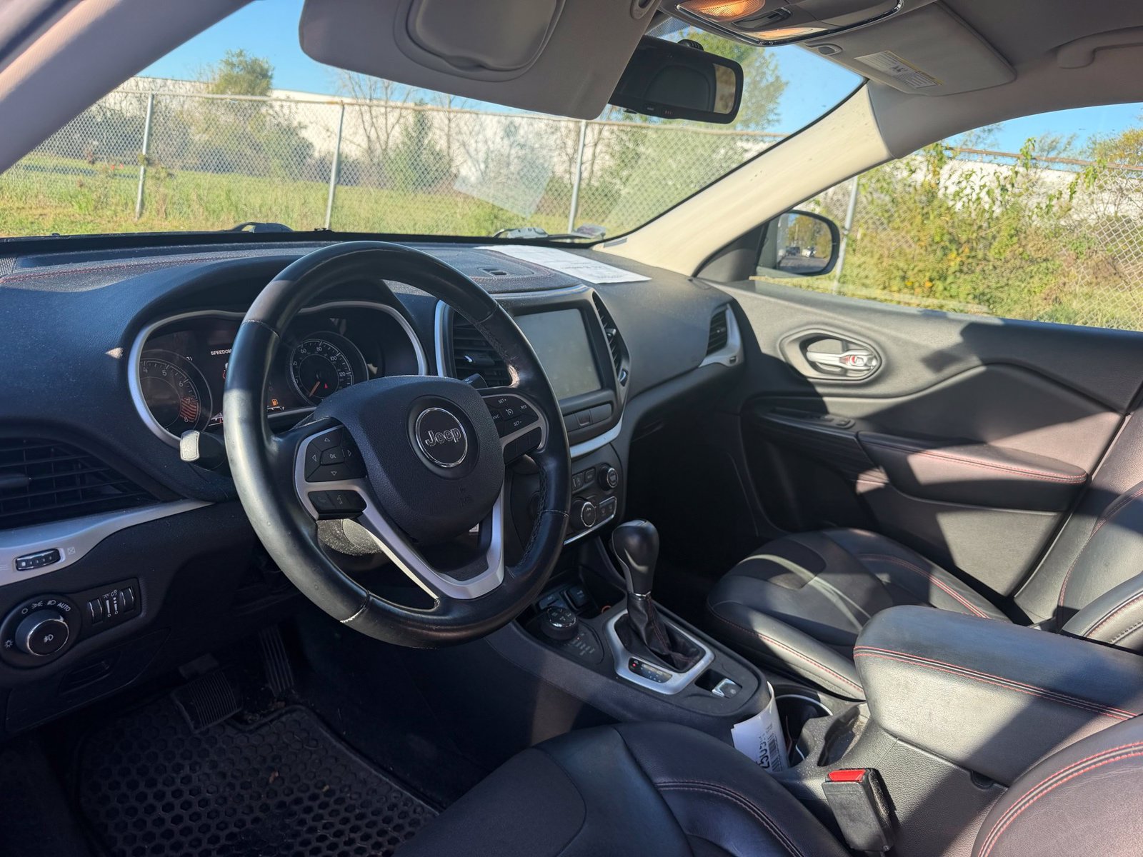 Used 2015 Jeep Cherokee Trailhawk AWD/4WD image 11