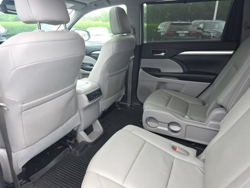 Used 2017 Toyota Highlander XLE AWD/4WD image 11
