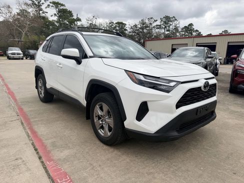 Used 2023 Toyota RAV4 XLE w/ Convenience Package image 4