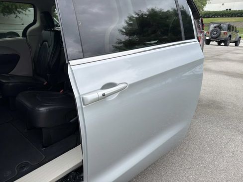 Used 2022 Chrysler Pacifica Touring-L FWD image 14