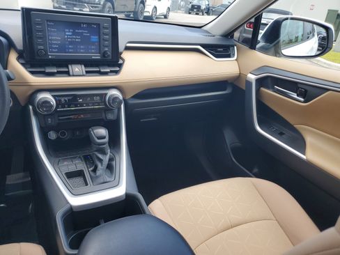 Used 2022 Toyota RAV4 XLE image 19