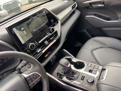 Used 2026 Toyota Highlander Platinum image 29