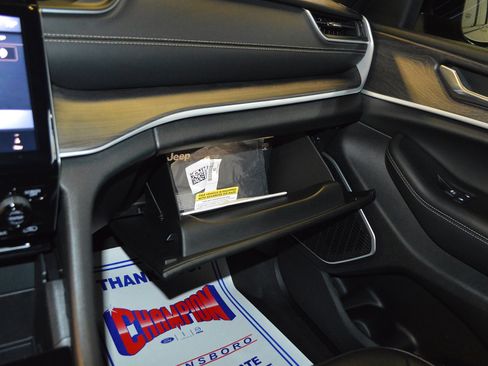 Used 2025 Jeep Grand Cherokee Limited w/ Black Appearance Package image 21