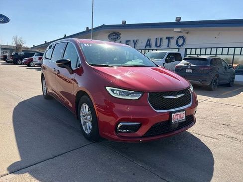 Used 2025 Chrysler Pacifica Select FWD image 2