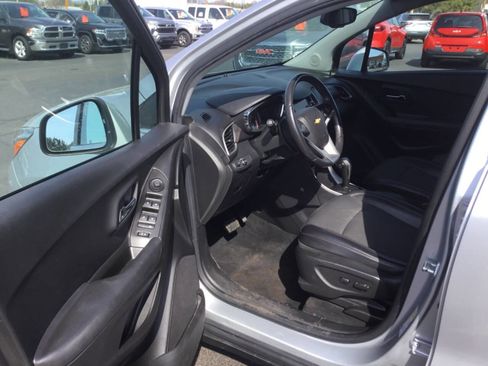 Used 2018 Chevrolet Trax LT w/ LT Convenience Package image 9