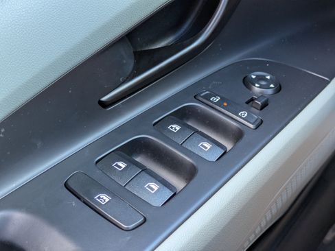 Used 2025 Hyundai Elantra Limited image 22