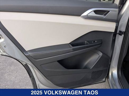 Used 2025 Volkswagen Taos SE FWD image 18
