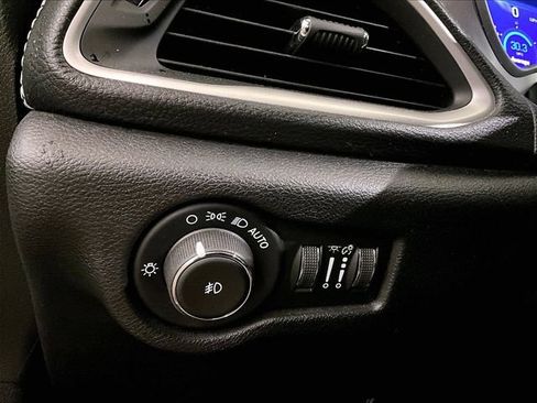 Used 2021 Chrysler Pacifica Touring FWD image 31
