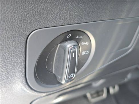 Used 2022 Volkswagen Tiguan SE R-Line FWD image 10