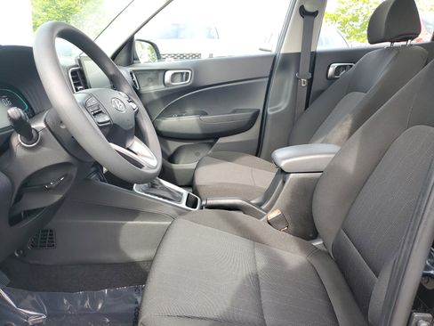Used 2025 Hyundai Venue SE FWD image 13