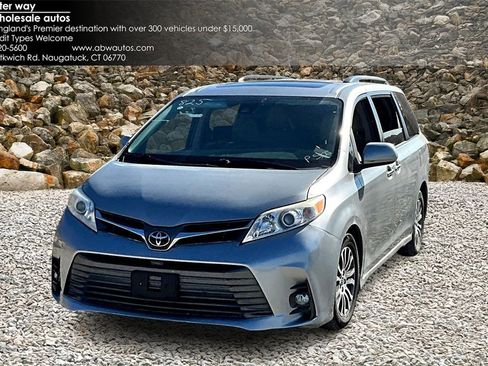Used 2018 Toyota Sienna XLE image 1