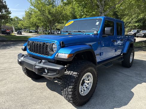 Used 2025 Jeep Gladiator Sport AWD/4WD image 3