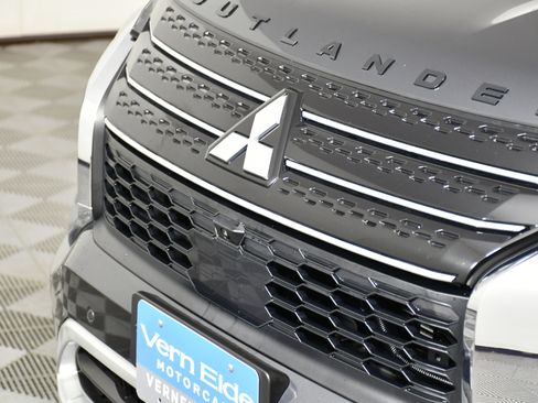 Used 2025 Mitsubishi Outlander SE image 11