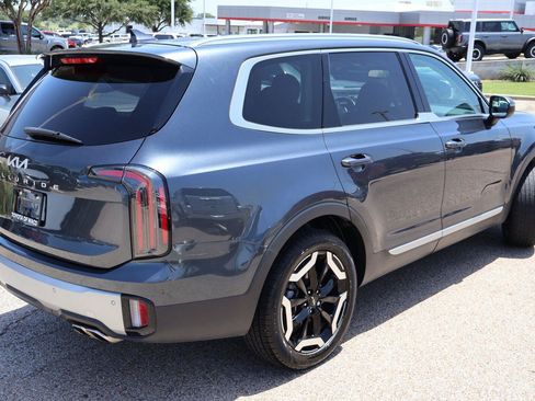 Used 2023 Kia Telluride EX w/ EX Captain's Chair Package FWD image 3
