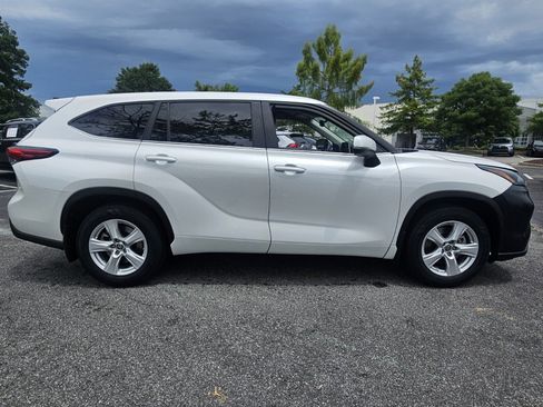 Used 2023 Toyota Highlander LE FWD image 4