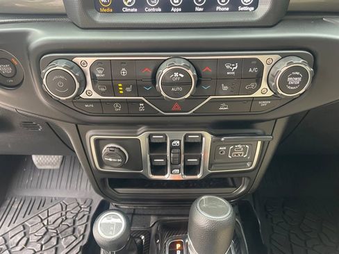 Used 2023 Jeep Gladiator Overland w/ Cold Weather Group image 17