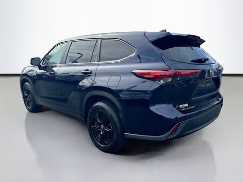 Used 2023 Toyota Highlander LE FWD image 5