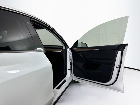 Used 2023 Tesla Model Y Long Range image 31