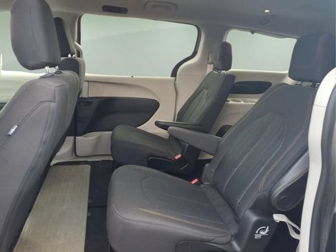 Used 2020 Chrysler Pacifica Touring w/ Cold Weather Group FWD image 5