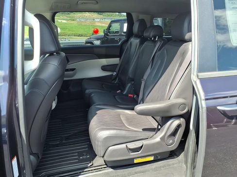 Used 2023 Kia Carnival LX FWD image 11