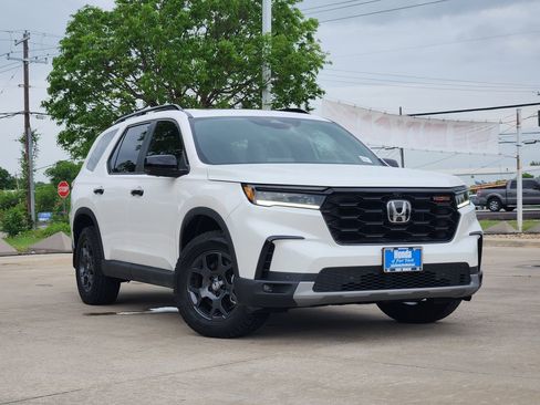Used 2025 Honda Pilot TrailSport image 1