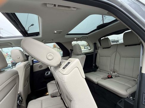 Used 2020 Land Rover Discovery HSE image 12