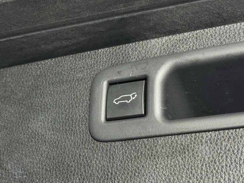 Used 2020 Toyota Highlander XLE AWD/4WD image 36