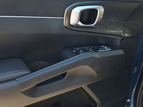 Used 2025 Kia Sorento S image 12