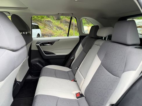 Used 2019 Toyota RAV4 XLE AWD/4WD image 5