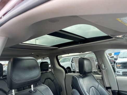 Used 2022 Chrysler Pacifica Limited AWD/4WD image 20