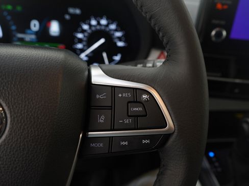 Used 2025 Toyota Sienna XLE image 27