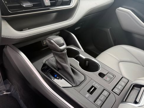 Used 2022 Toyota Highlander XLE image 13
