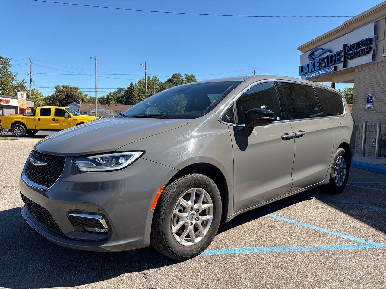 Used 2025 Chrysler Pacifica Select FWD image 1