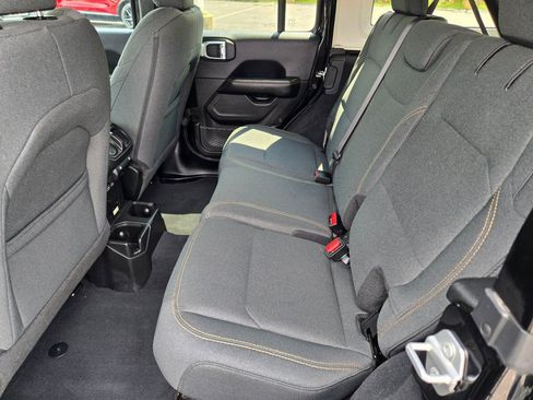 Used 2025 Jeep Wrangler Unlimited Sahara AWD/4WD image 15